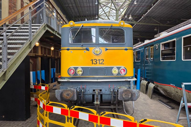 Museumlocomotief 1312 wordt bestickerd in de TCS-huisstijl